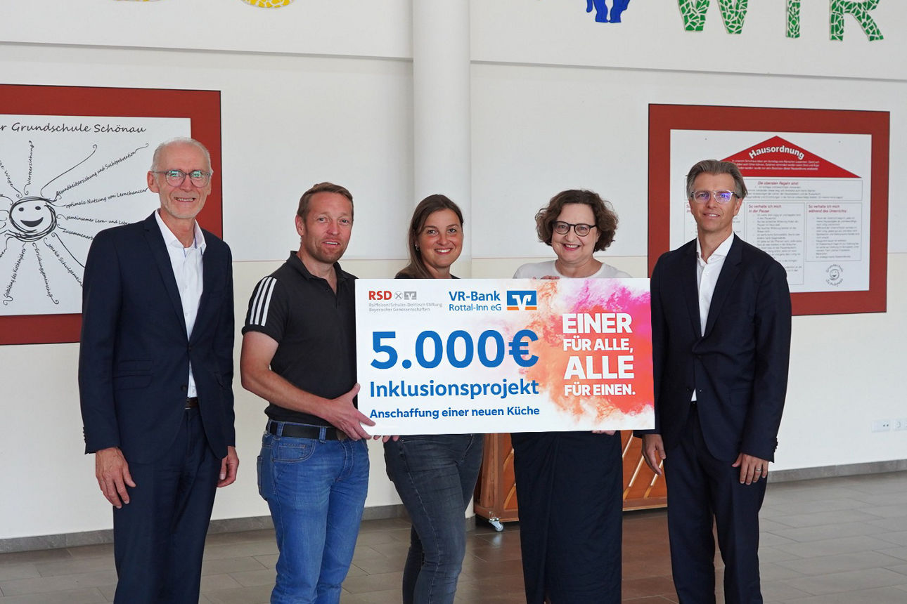 Übergaben die Spende von 5.000 Euro für die Anschaffung einer neuen Küche (u.) an Bürgermeister Johannes Bachmaier (2.v.l.) u