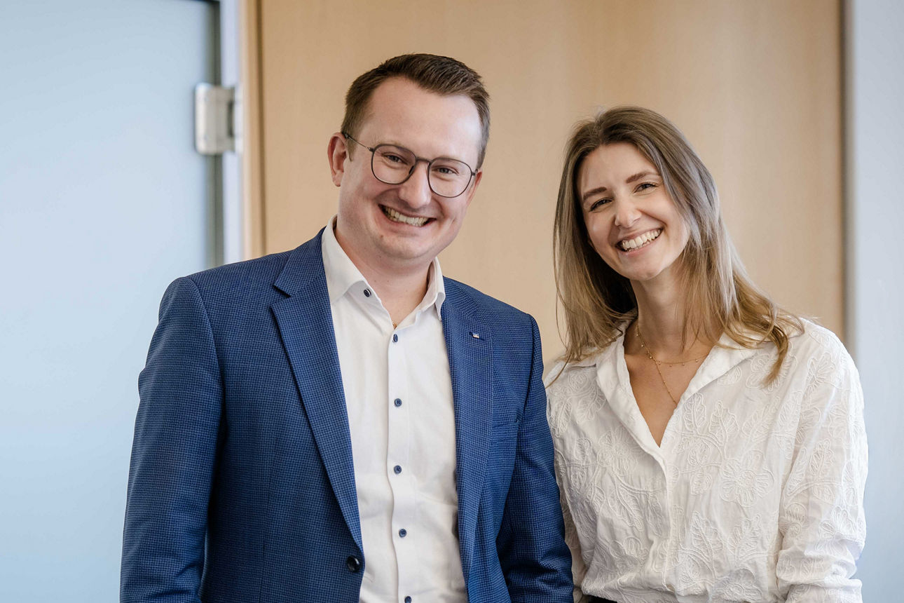 Mann und Frau lächeln in die Kamera