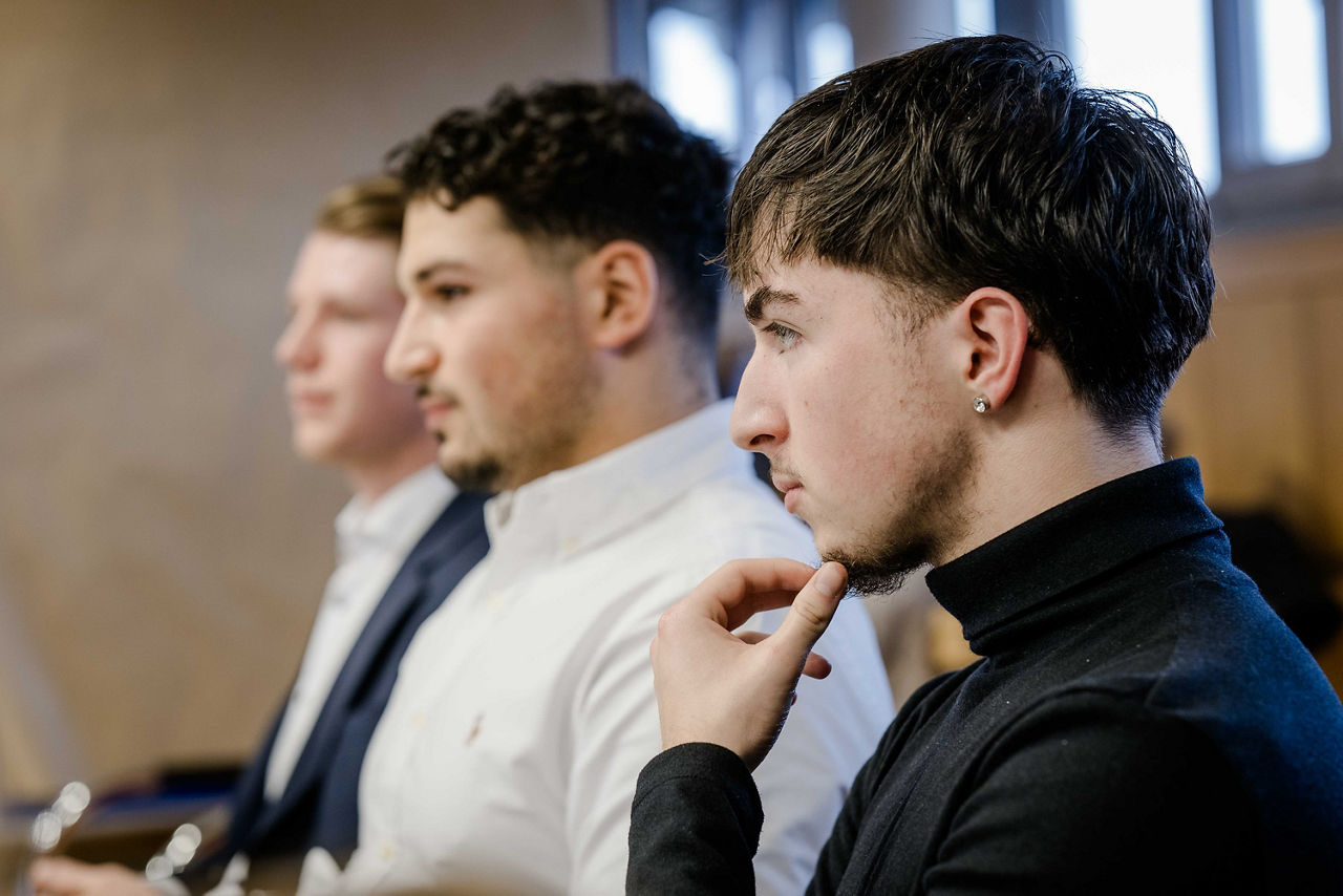 Drei Auszubildenede machen Pause und unterhalten sich