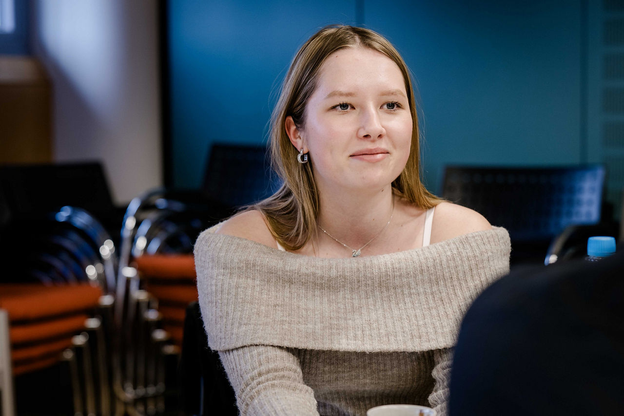 Auszubildende schaut zufrieden bei einem Vortrag