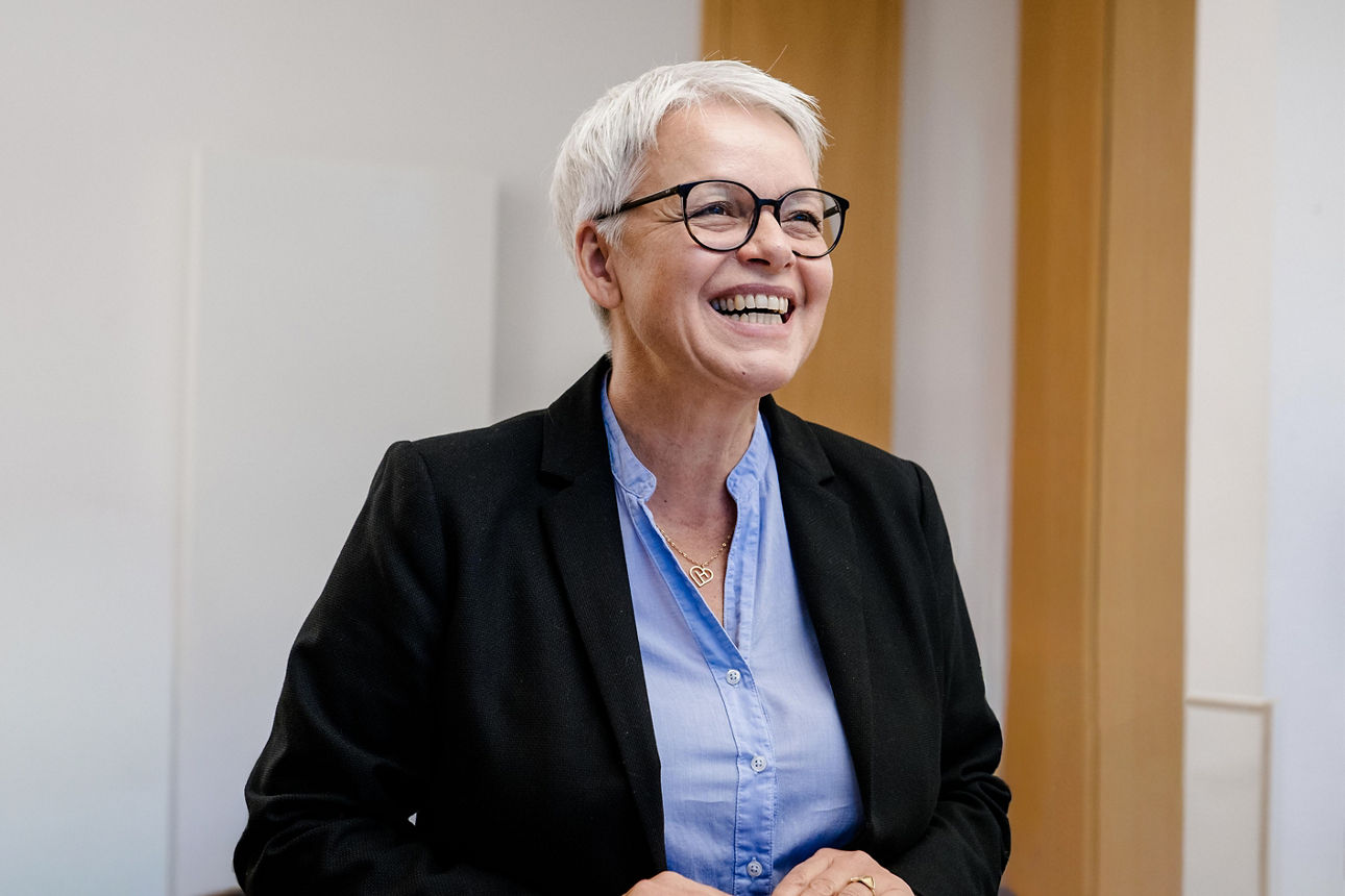 Lächelnde Frau am Arbeitsplatz