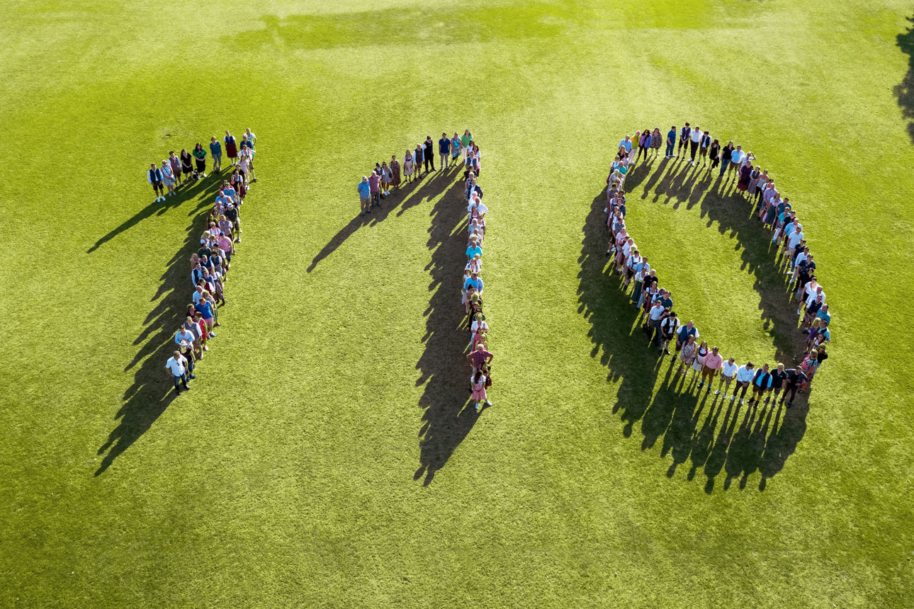 Drohnenaufnahme: Team der VR Bank München Land hat sich als 110 aufgestellt (110 Jahre als verlässlicher Arbeitgeber)