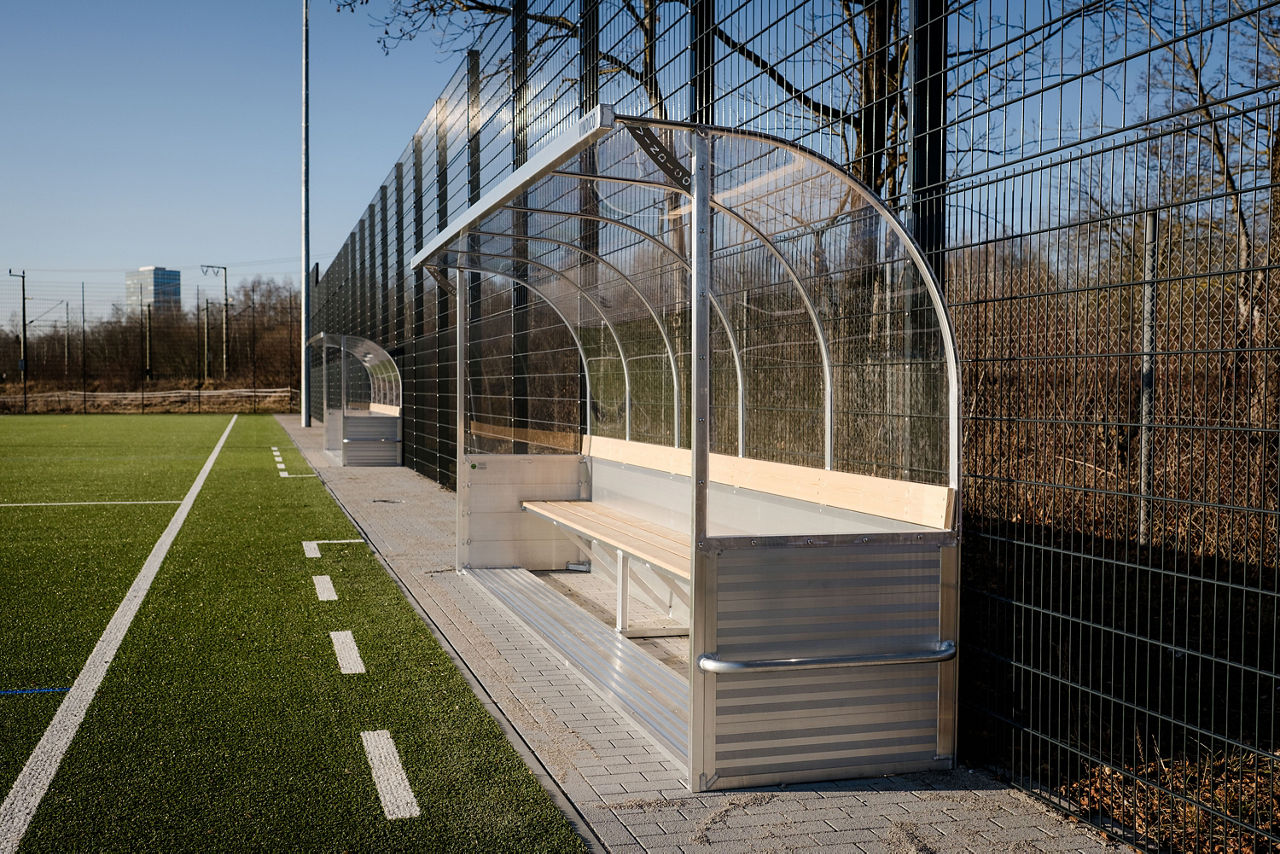Fußballplatz mit Sitzbank
