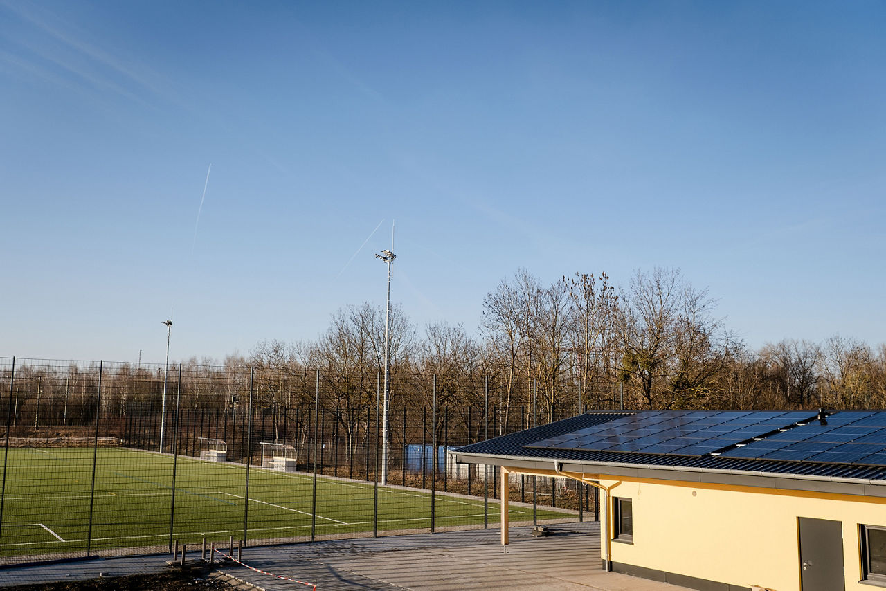 Fußballplatz mit Haus