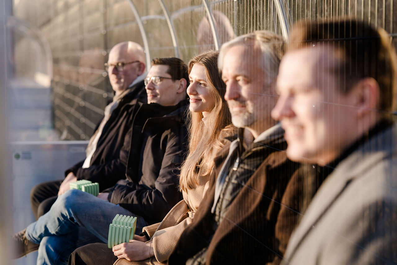 Das Team der VR Bank München Land eG und ESV München-Ost e.V. strahlen im Sonnenuntergang