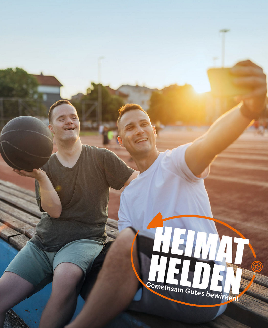 Vereinsmitglieder strahlen glücklich und machen ein Selfie. Euer Verein - Eure Cahnce! Jetzt für Spendenaktion bewerben.