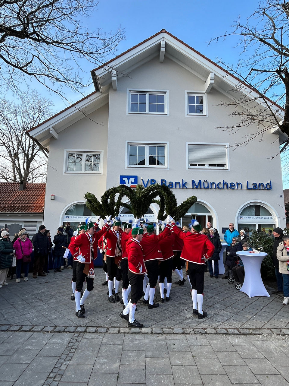 Schäffler tanzen vor der Filiale VR Bank München Land eG Aschheim