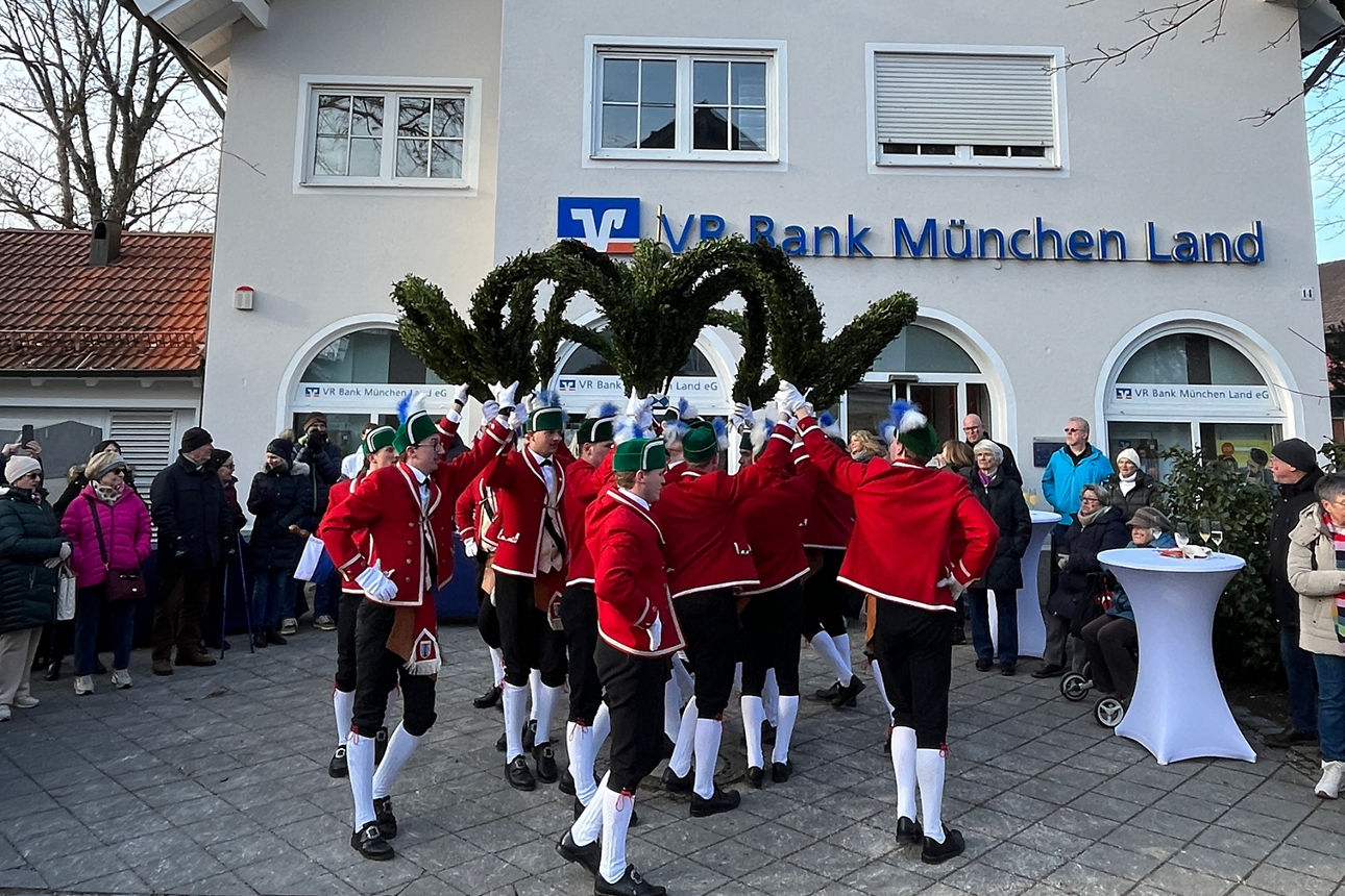 Die Schäffler tanzen vor der VR Bank München Land Filiale Aschheim