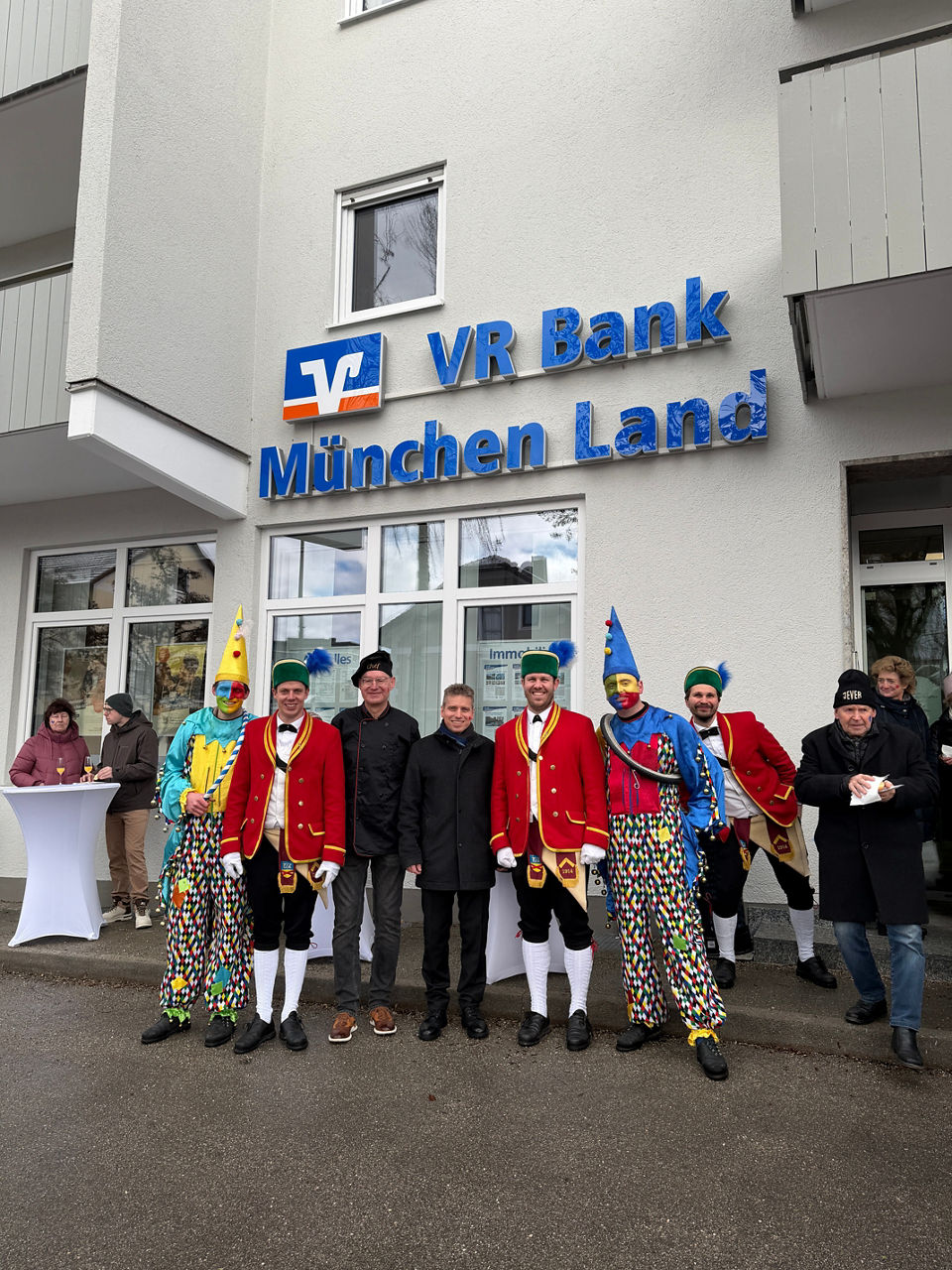 Vorstand Alexander Langowski  mit den Schäfflern vor der Filiale VR Bank München Land eG Poing