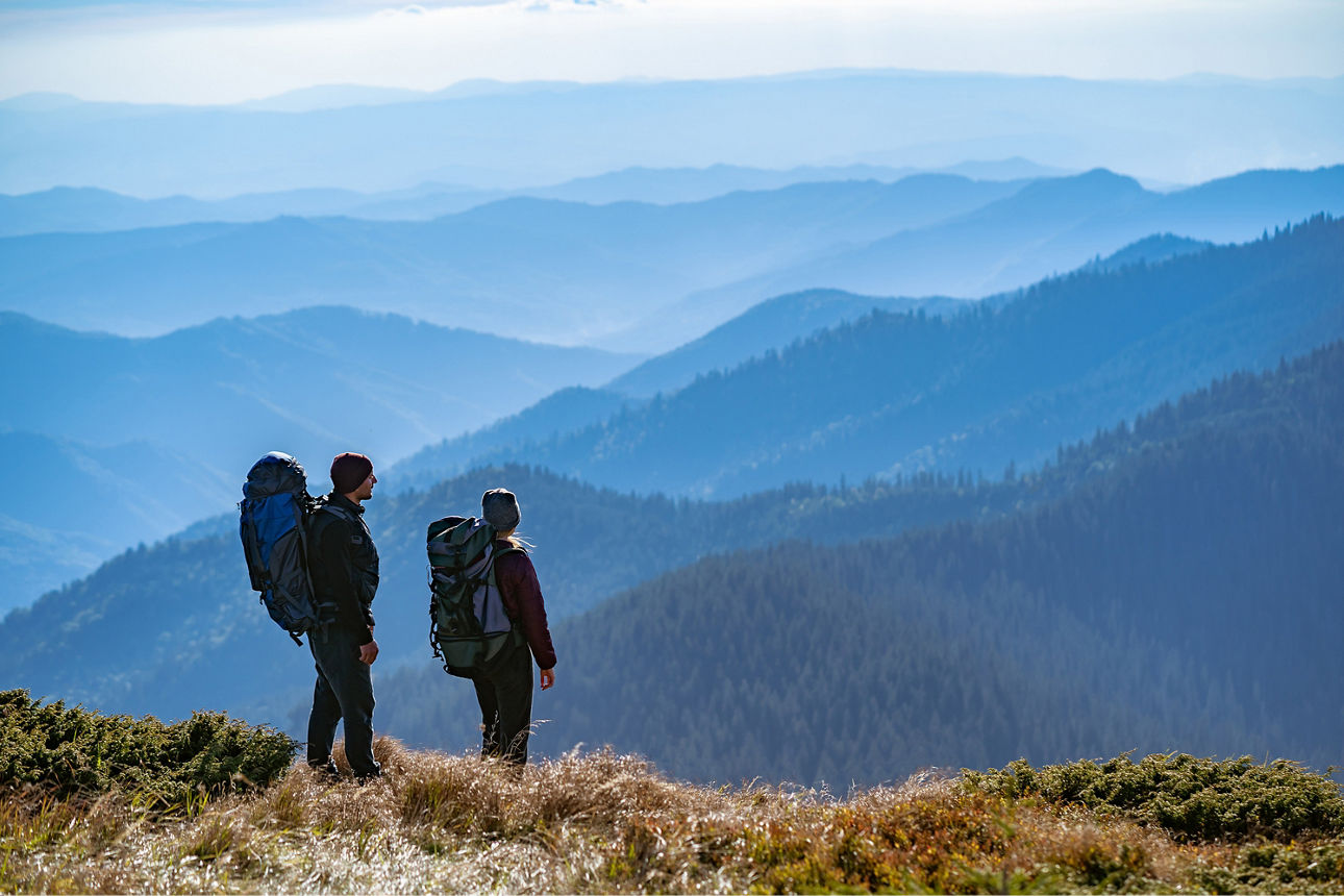 Wanderer blicken zuversichtlich in die Weite