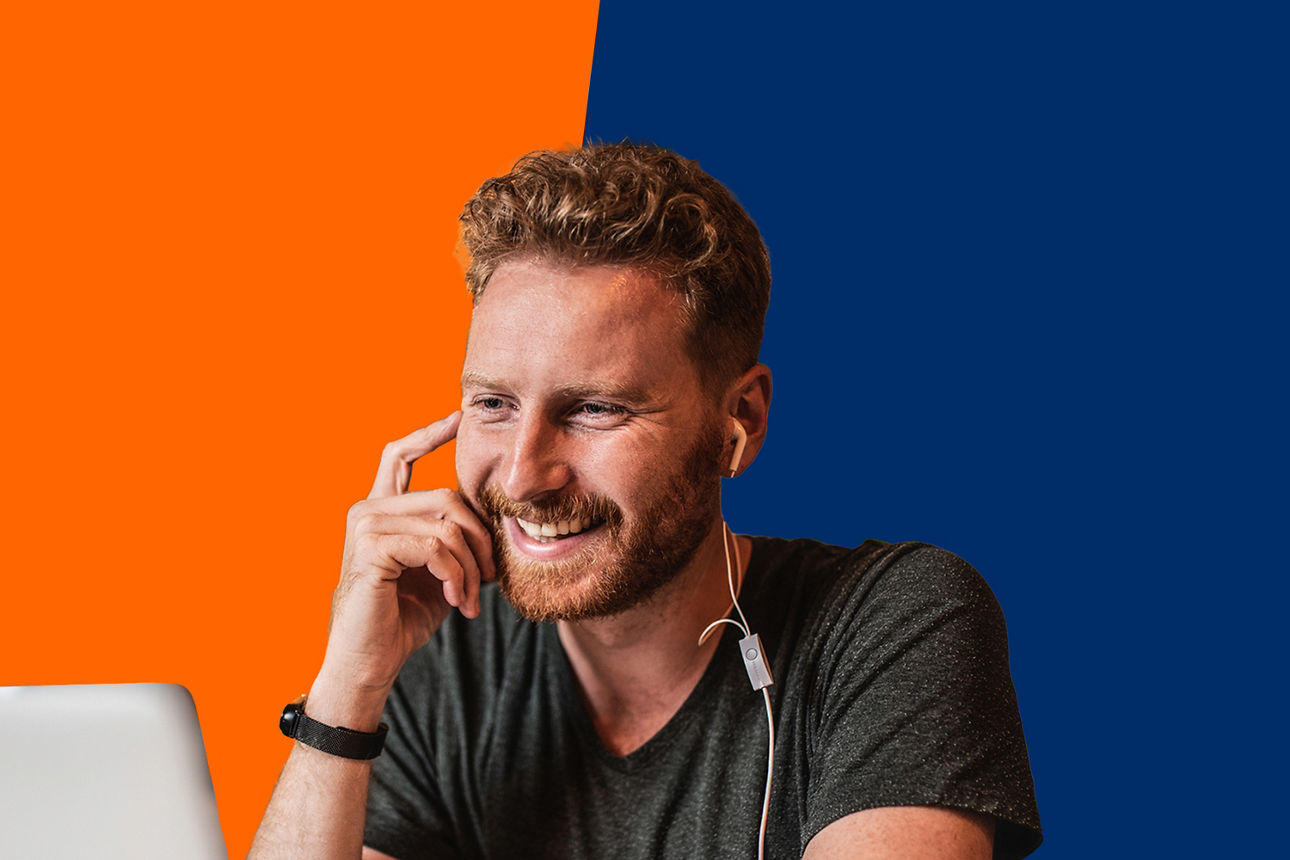 Mann lächelt in Laptop vor orange-blauem Hintergrund