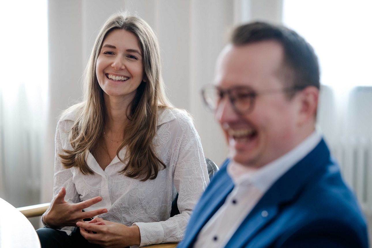 Frau und Mann lächeln zufrieden bei einem Termin