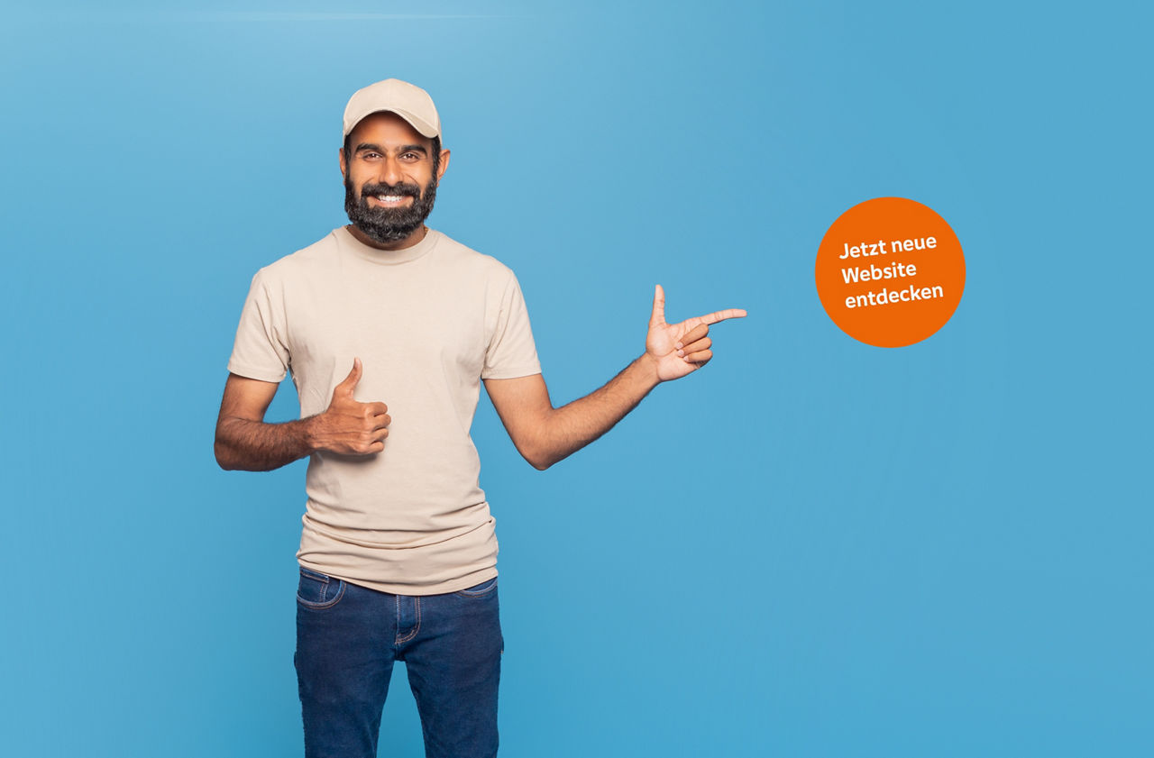 Ein Mann steht vor einer blauen Wand und zeigt mit der Hand auf die Info "Jetzt neue Website entdecken"