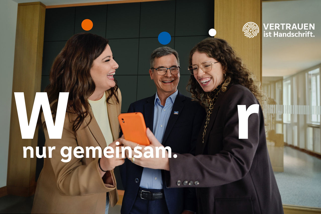 Drei Menschen schauen gemeinsam in ein Smartphone: Wir nur gemeinsam. Vertrauen ist Handschrift.