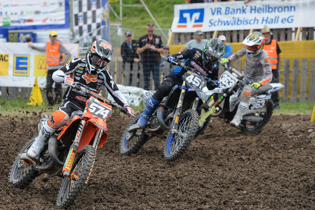 Motocrossfaher auf dem Feld während dem Rennen.