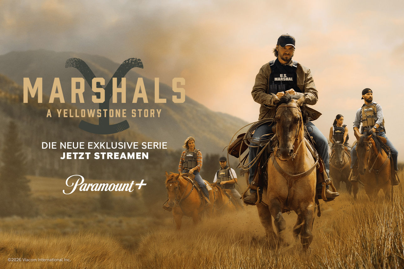 Werbebild zur Serie Marshals: Reitergruppe galoppiert durch staubige Landschaft, Titel und Streaming-Hinweis im Bild.