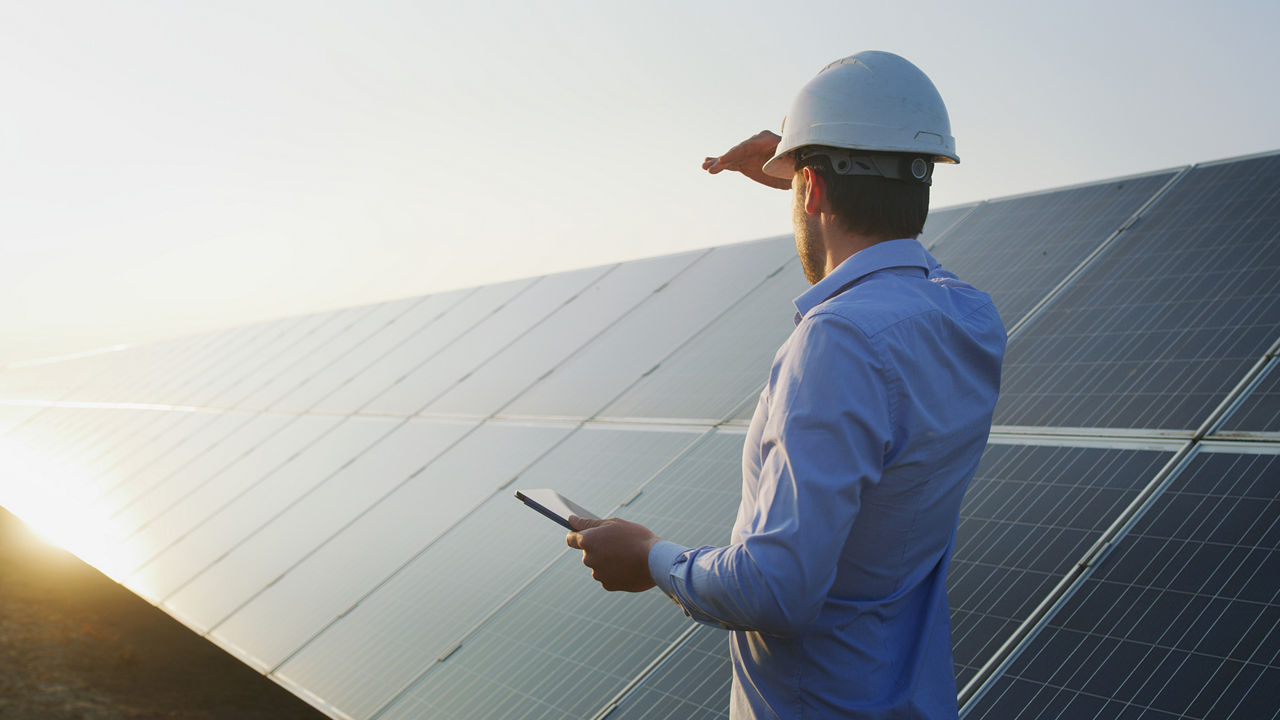 Ein Ingenieur vor einer Photovoltaikanlage