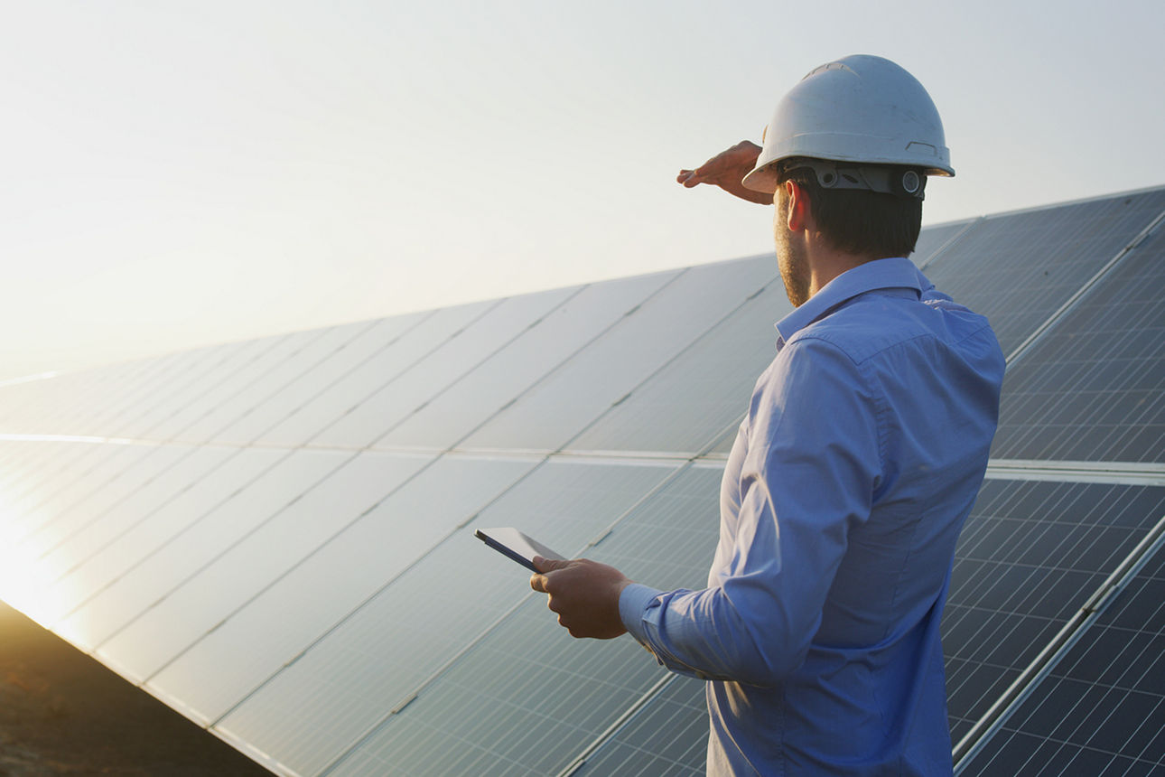 Ein Ingenieur vor einer Photovoltaikanlage