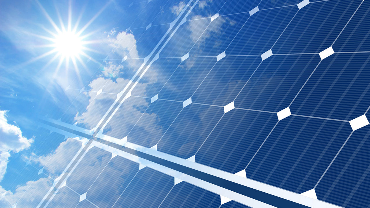 Sonne strahlt auf eine Photovoltaikfläche 