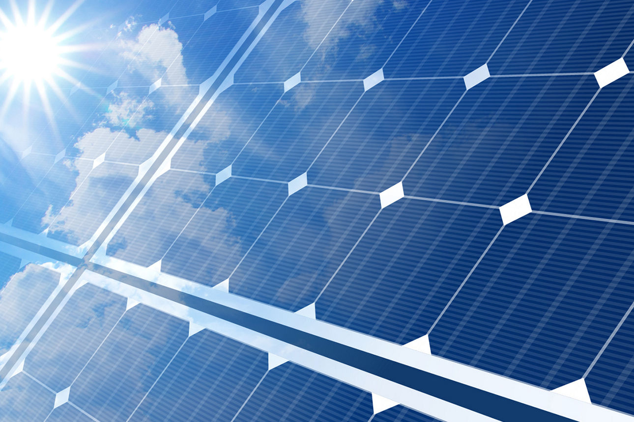 Sonne strahlt auf eine Photovoltaikanlage