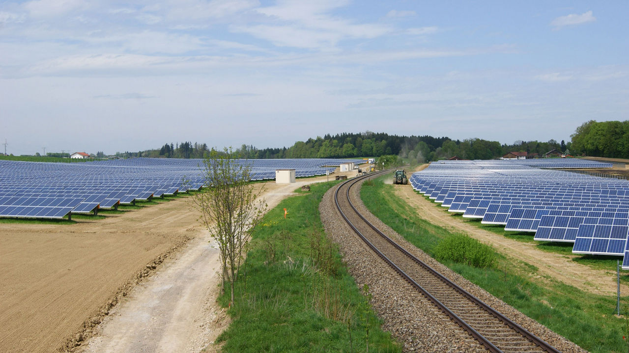 Luftbild der Photovoltaik-Freiflächenanlage Laufen-Aspernfeld
