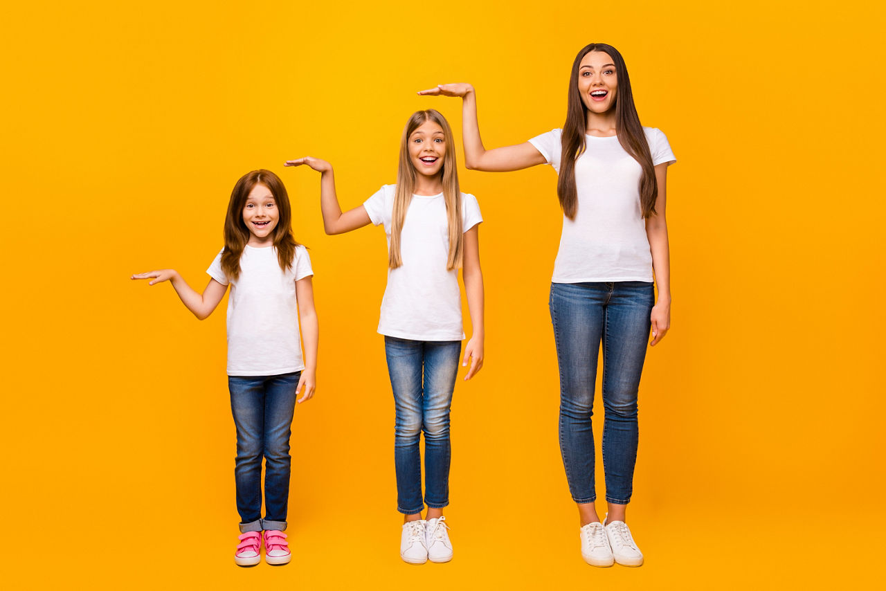 3 Mädchen, die von links nach rechts älter werden