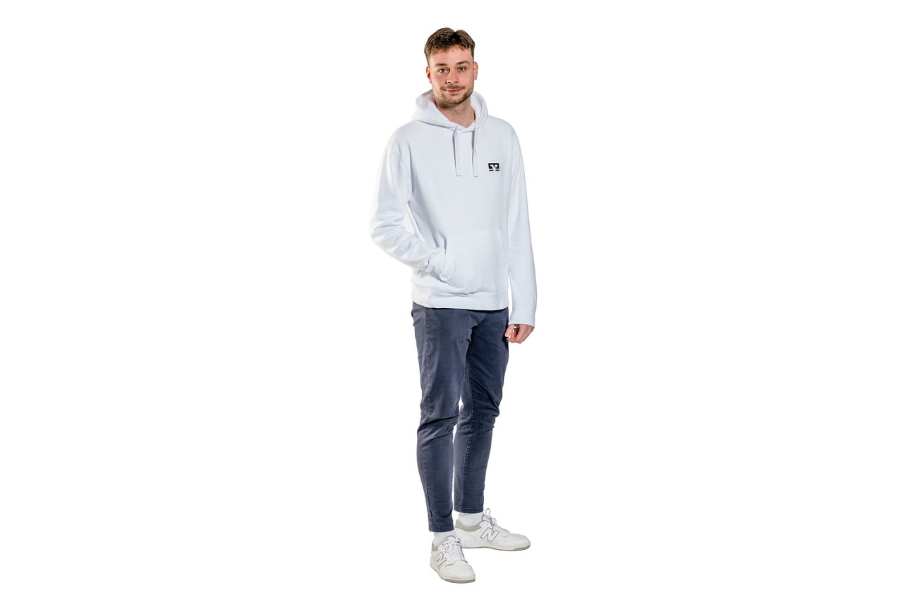 Ein lächelnder, junger Mann mit einem weißen Hoodie