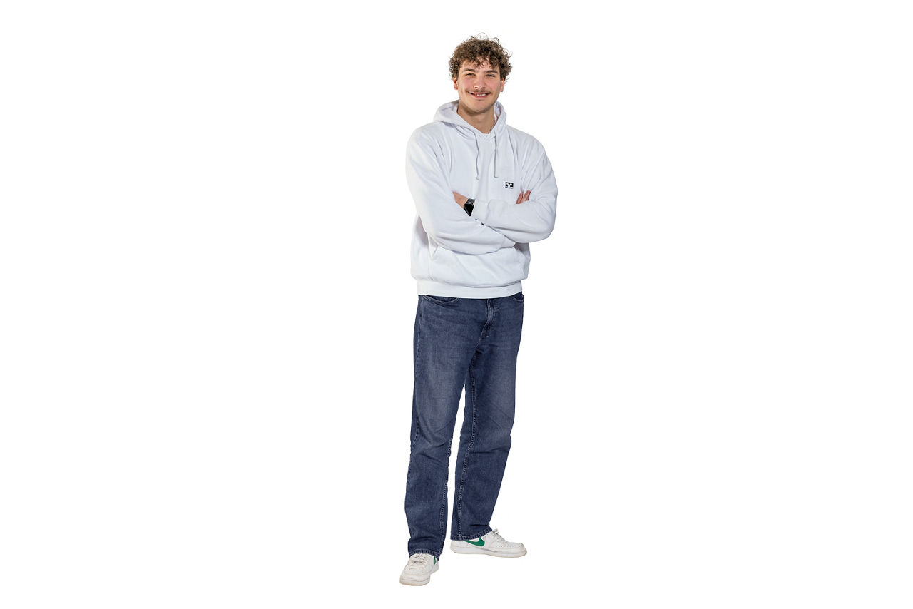 Ein lächelnder, junger Mann mit einem weißen Hoodie