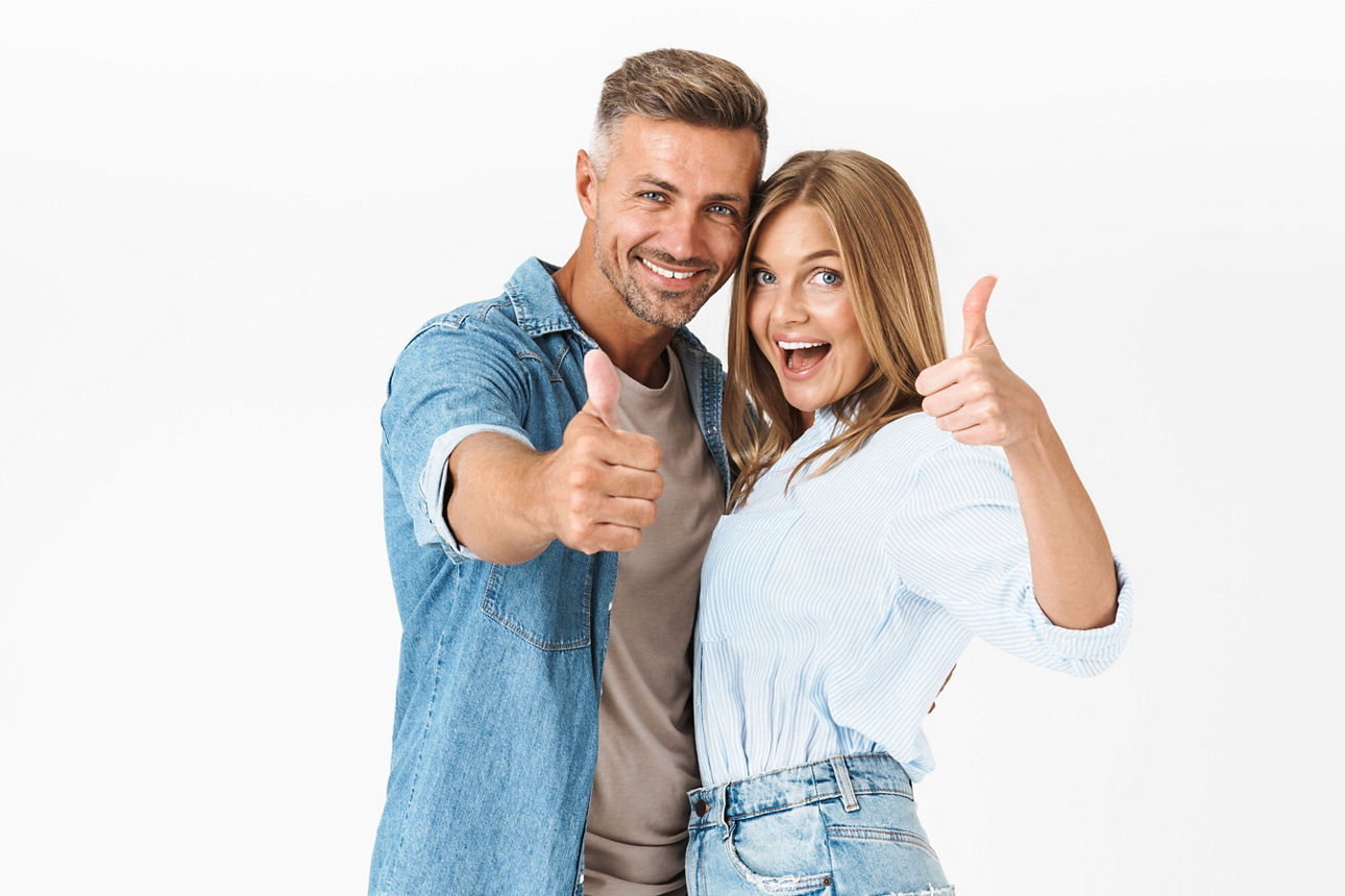 Junge Menschen-Daumen hoch
