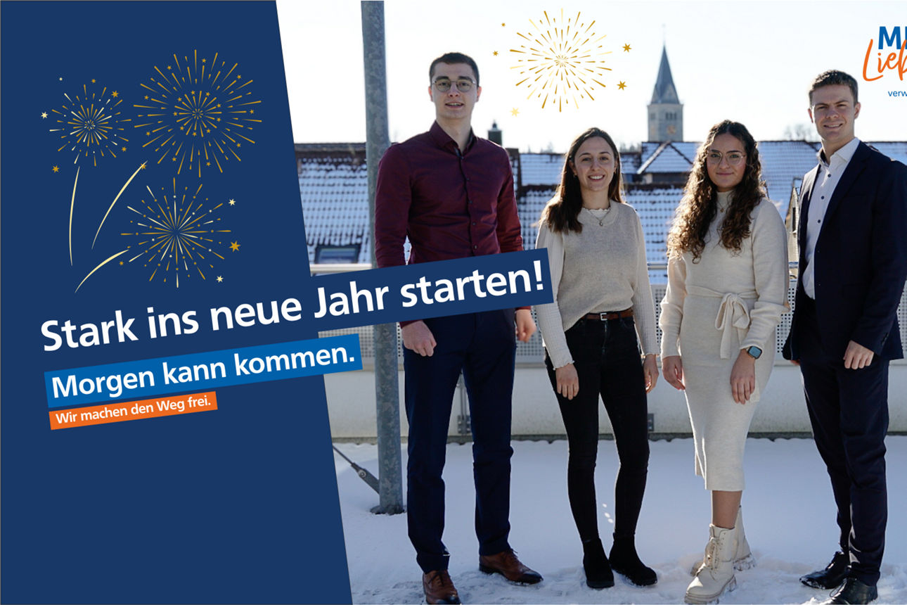 Vier junge KollegInnen stehen im Schnee auf unserer Dachterrasse. 