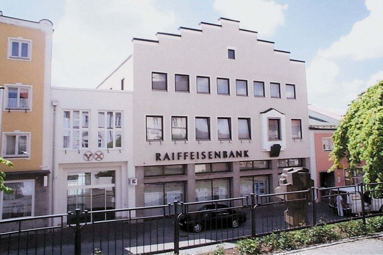 Ein älteres hell braunes Gebäude an einer Straße