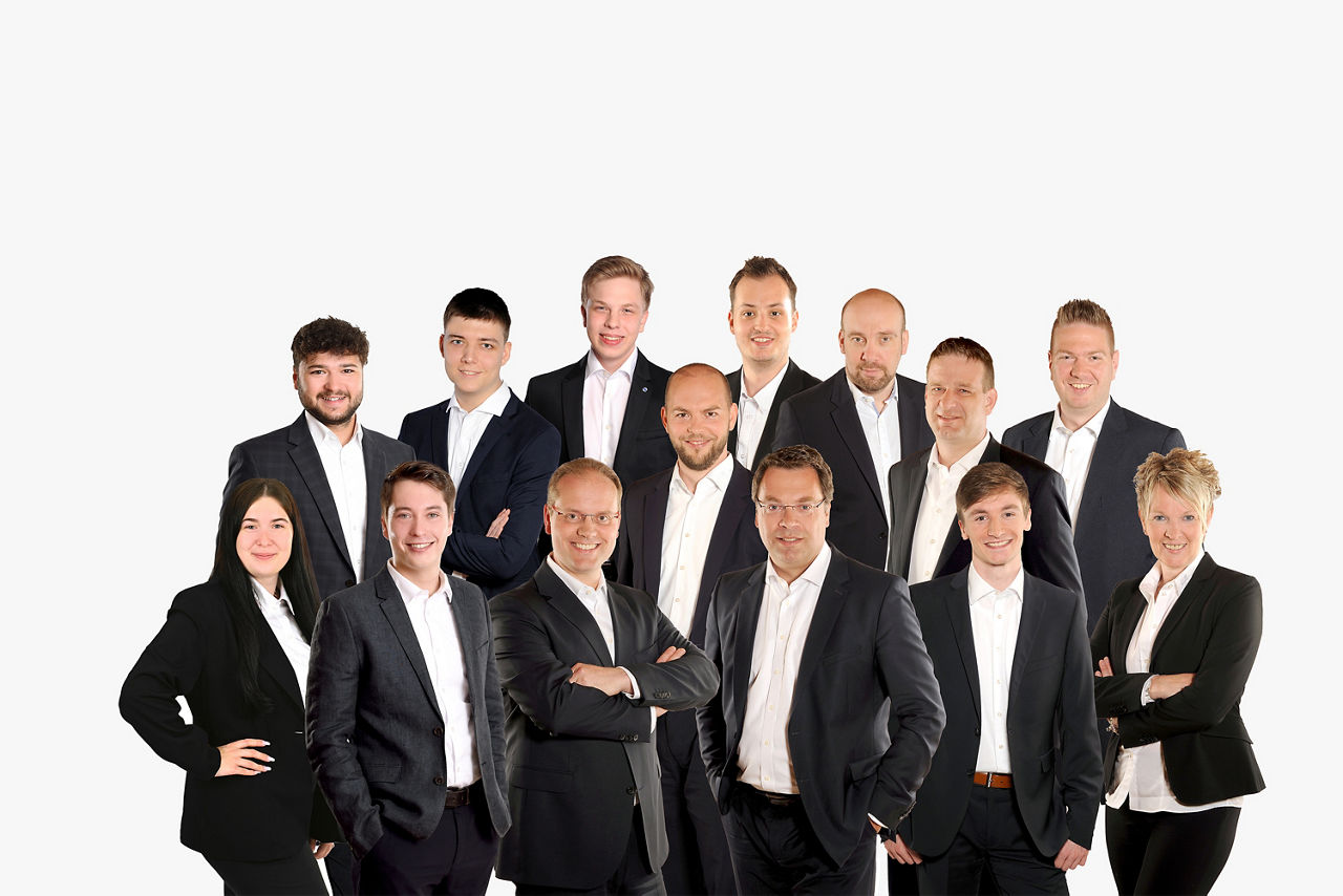 Gruppenbild der VR Zahlungssysteme in dunklen Anzügen und hellem Hemd