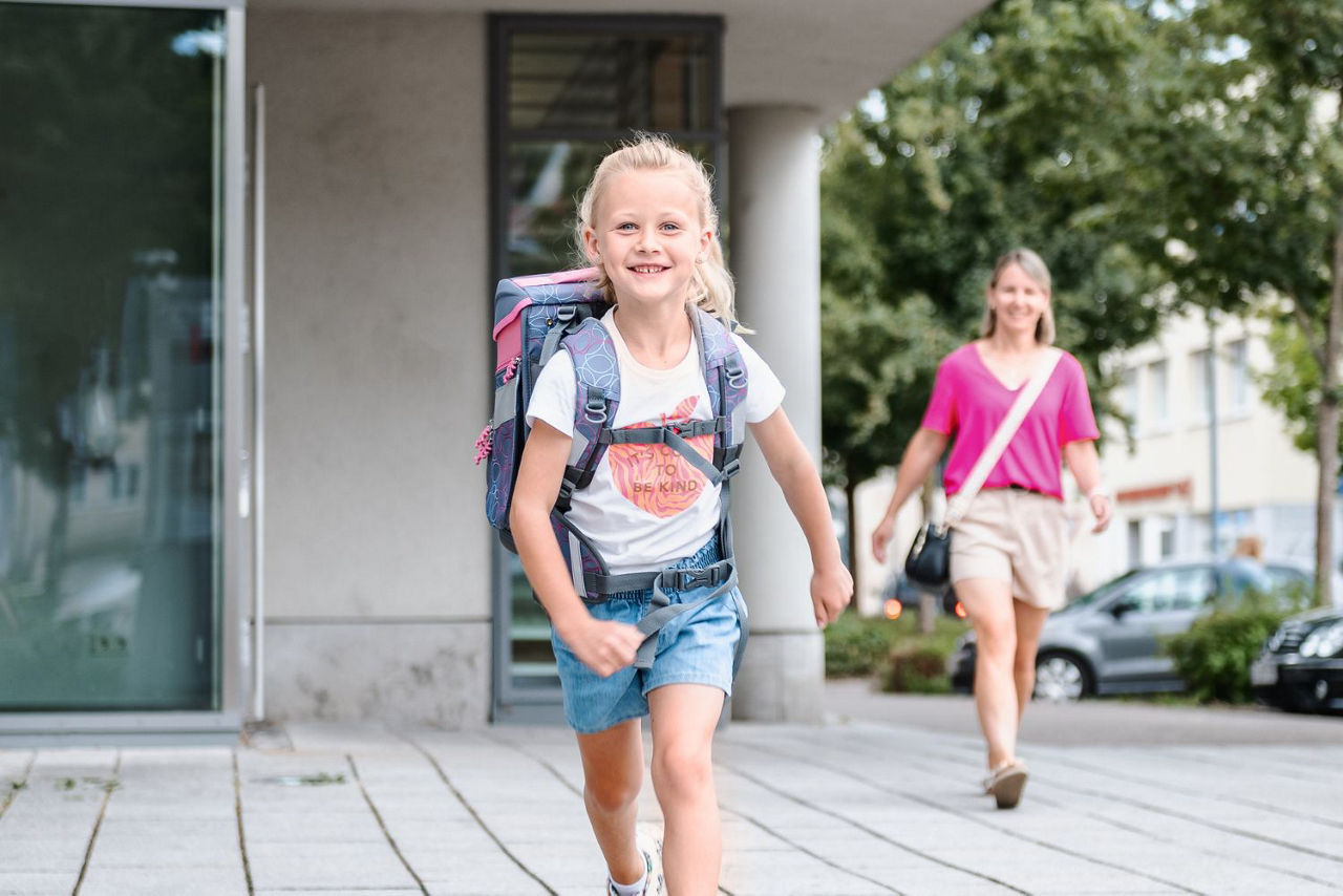 Mädchen mit Schulranzen vor VR-Bank Ellwangen