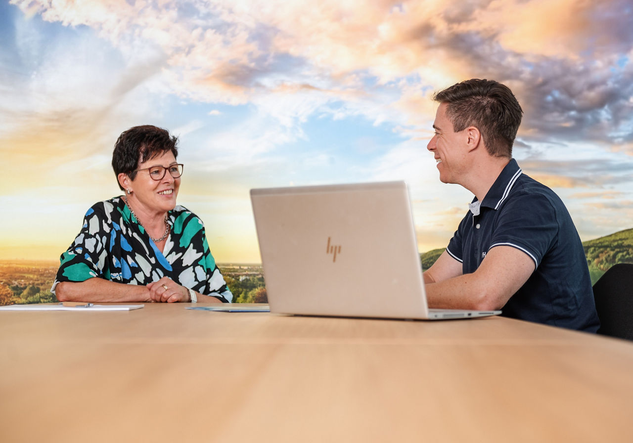 Eine Frau und ein Mann an einem Schreibtisch
