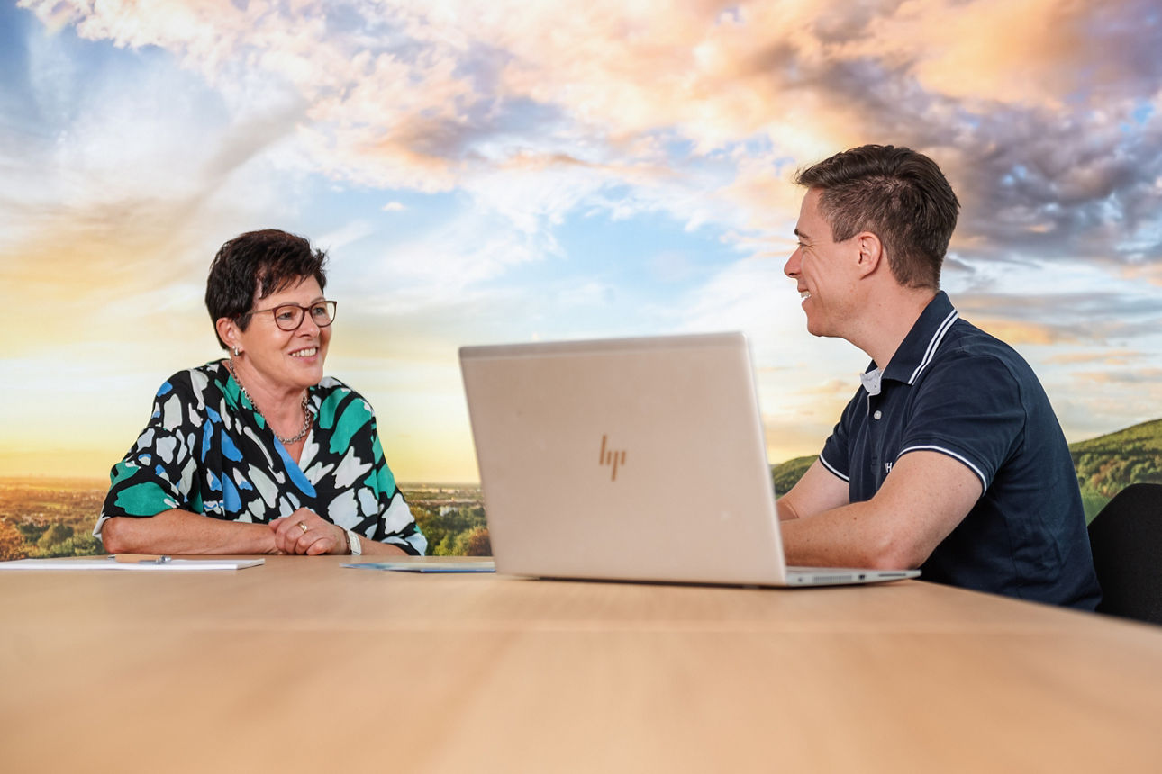 Eine Frau und ein Mann an einem Schreibtisch
