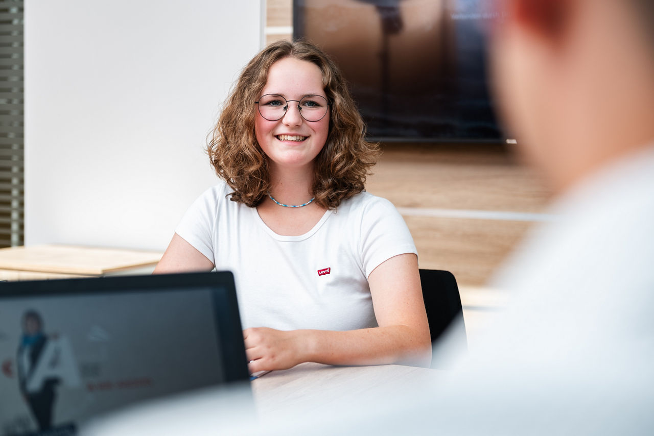Junge Erwachsene beim Beratungsgespräch