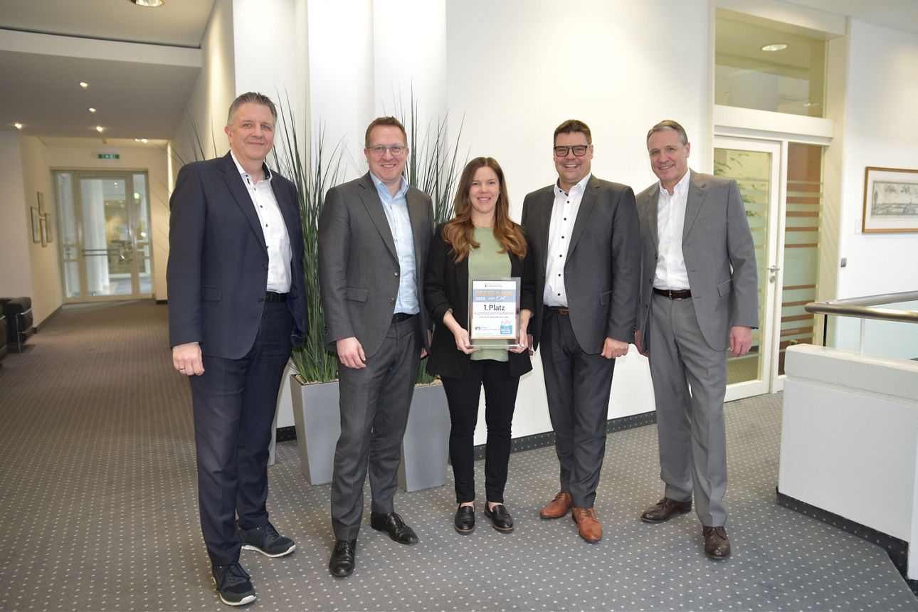 Gruppe von Menschen bei einer Award-Verleihung