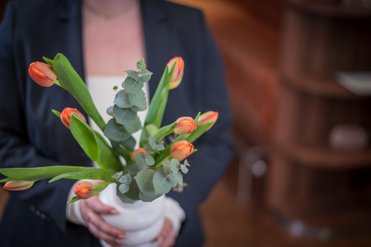 Orange Tuplen in einer weißen Vase