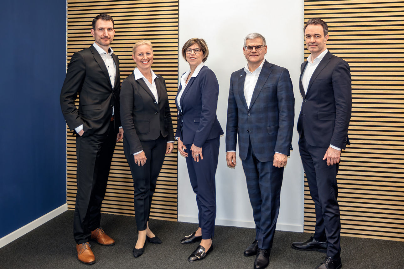 Das Bild zeigt den Vorstand und Aufsichtsrat der VR Bank Main-Kinzig-Büdingen.