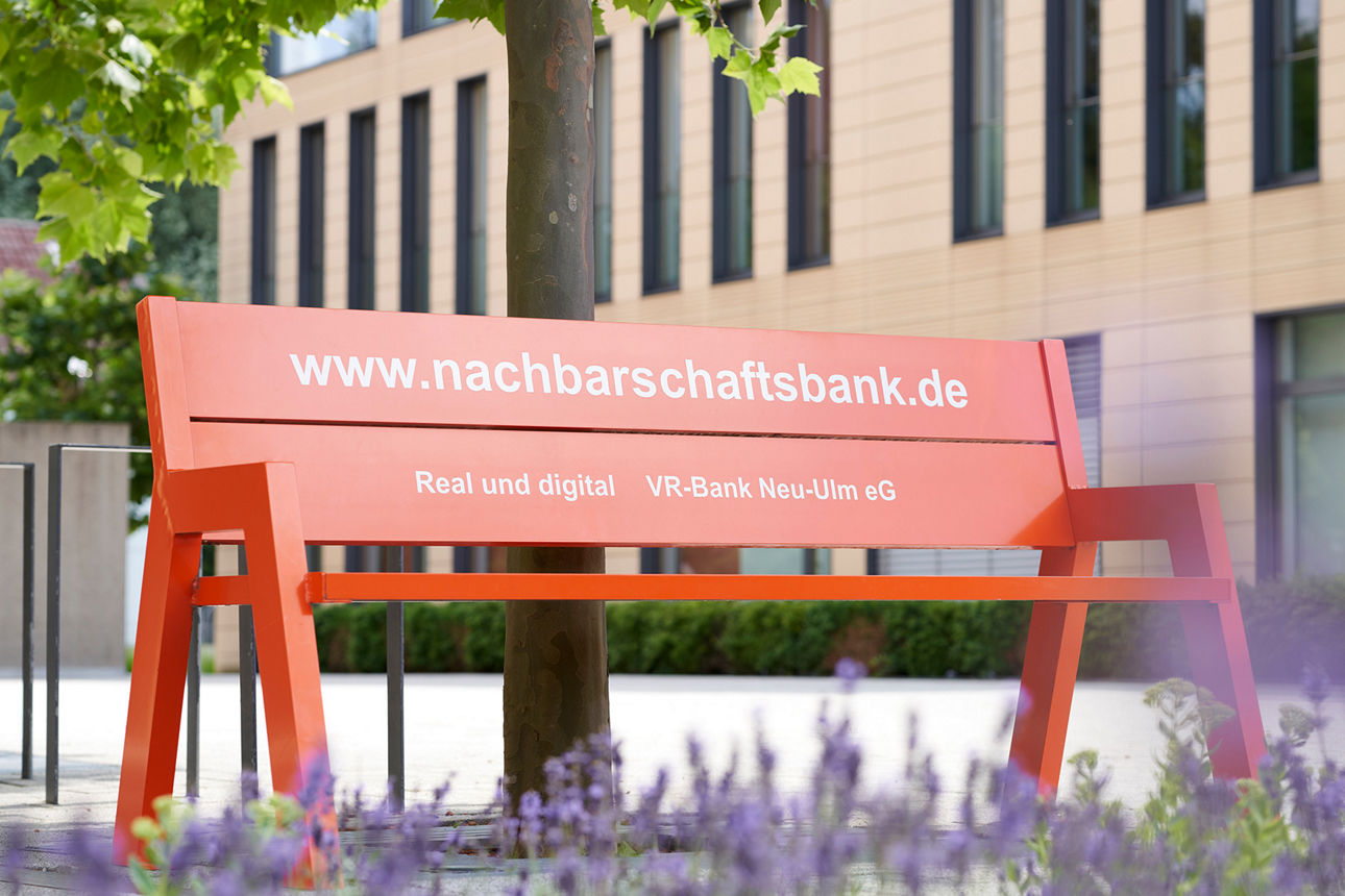 Orange Bank der VR-Bank Weißenhorn vor dem Bankgebäude