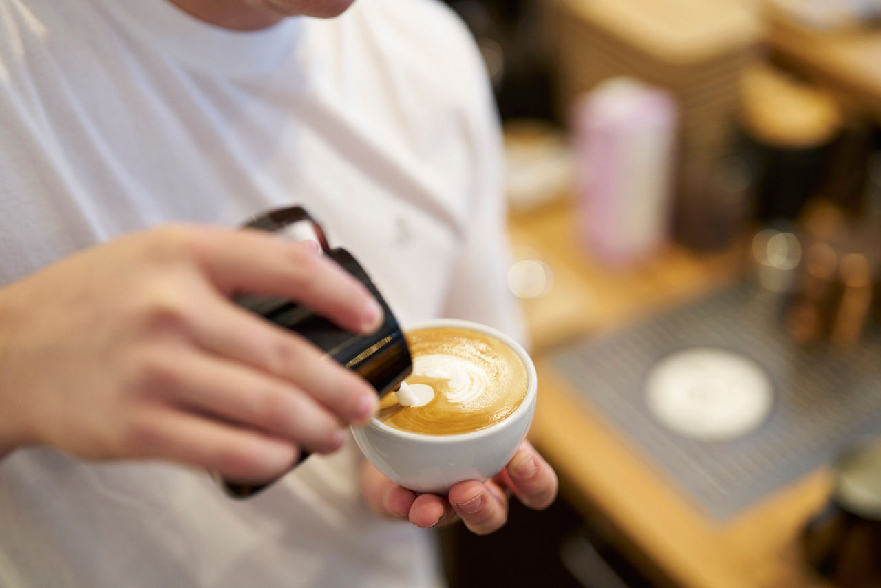 Marius Geiselhart macht Latte Art