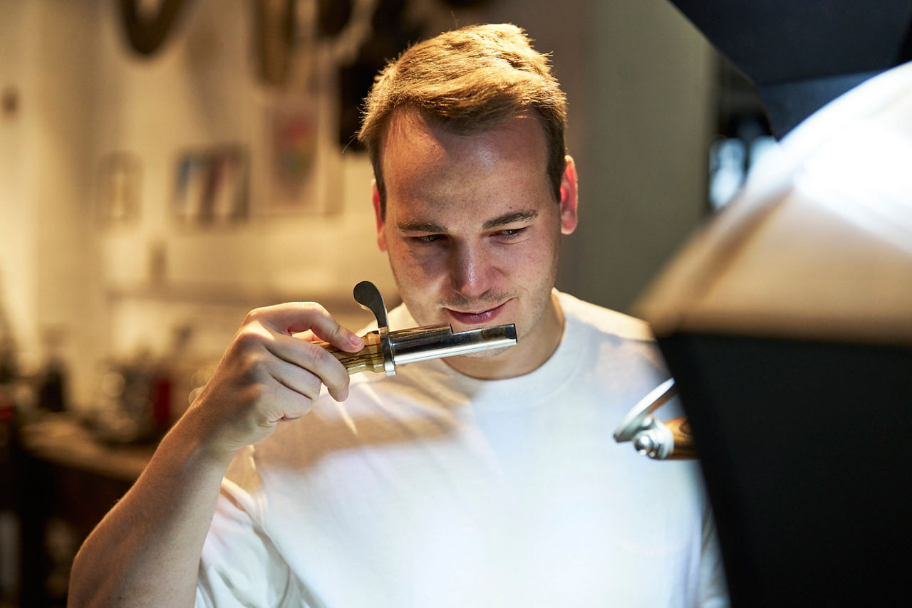 Marius Geiselhart riecht an gerösteten Kaffeebohnen
