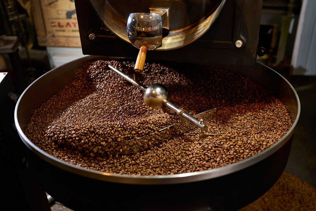 Kaffeebohnen werden in einem Kaffeeröster geröstet