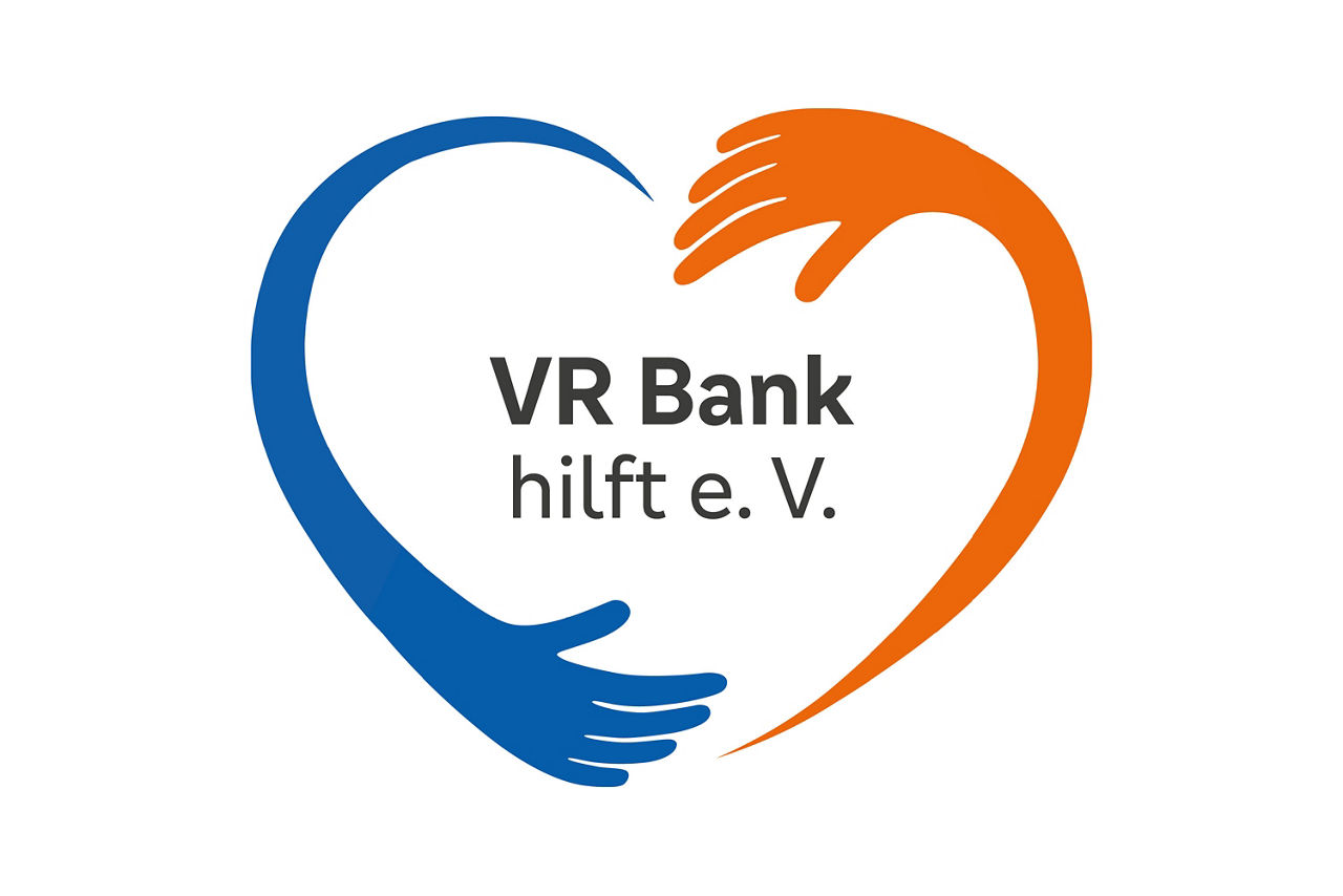 Logo VR Bank hilft e. V. - ein blauer und ein oranger Arm formen ein Herz, in der Mitte steht VR Bank hilft e. V.