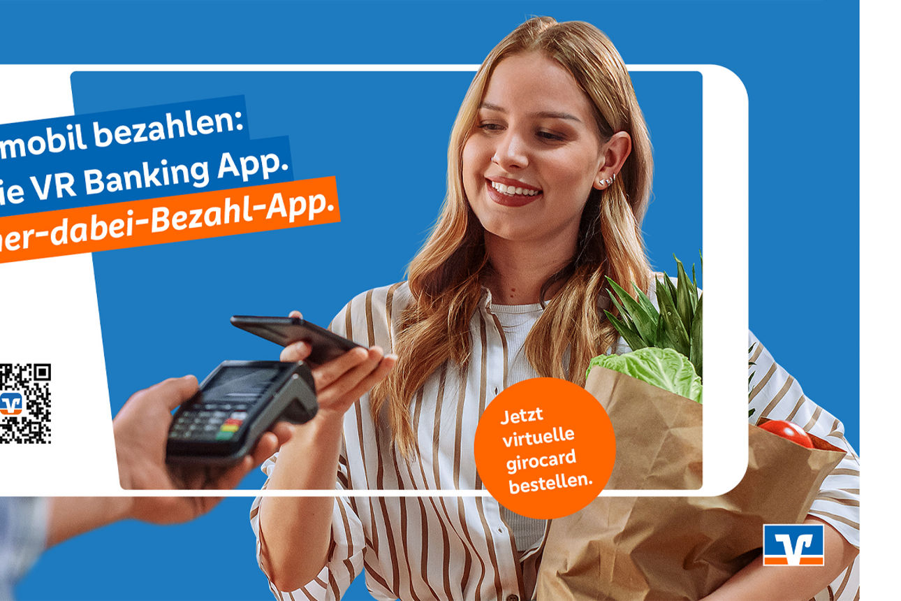 Frau beim Bezahlen an mobilem Terminal