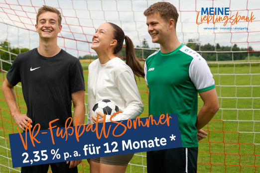 Drei junge Menschen stehen in einem Fussballtor und lachen. Texteinklinker mit VR-FußballSommer 2,35 % p. a. für 12 Monate *
