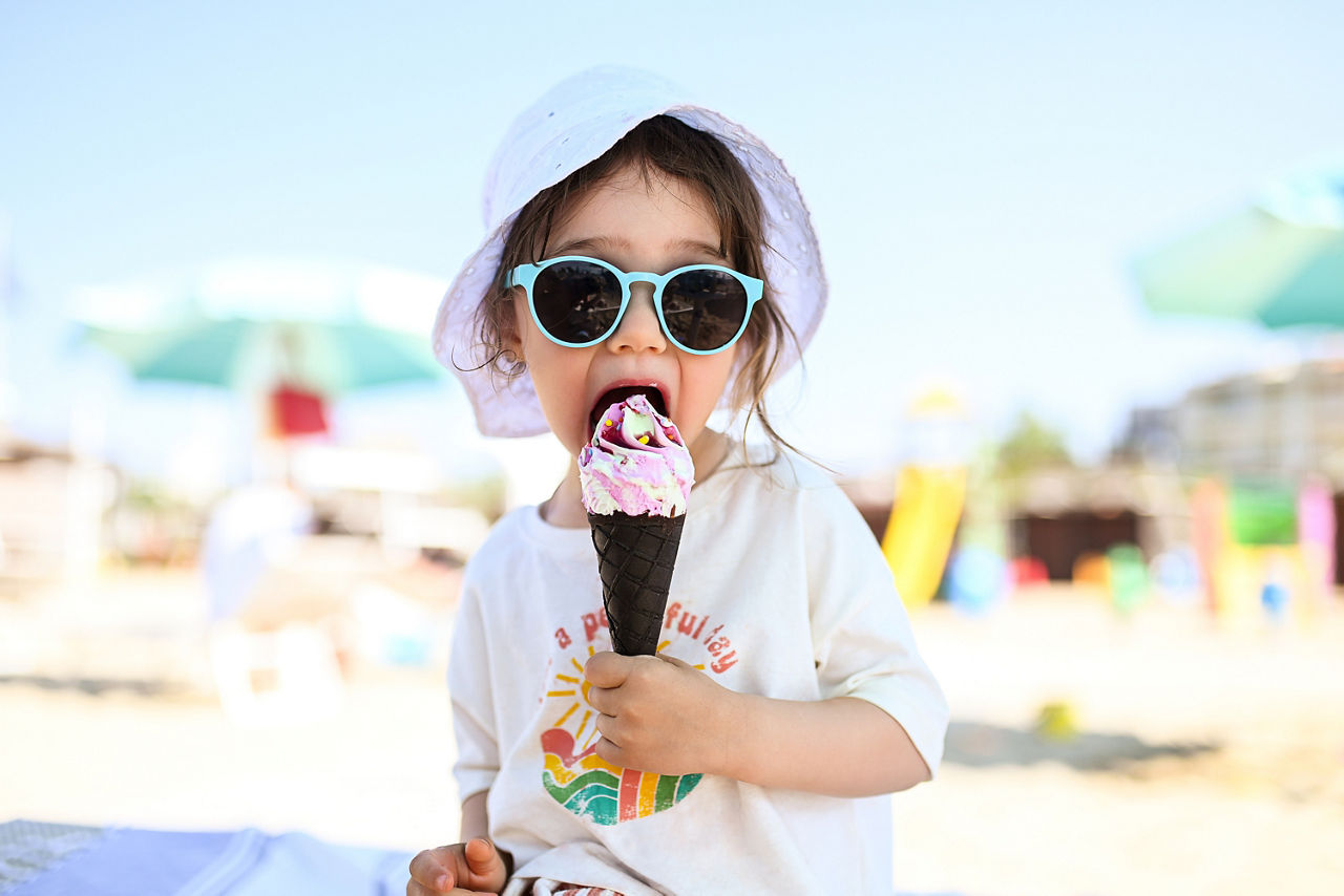 Kind schleckt an einem Eis