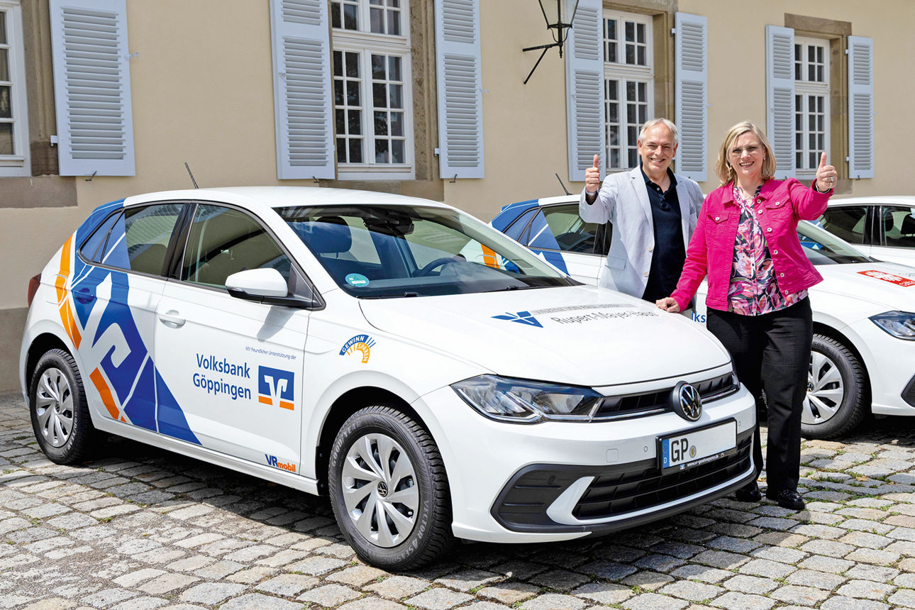 Zwei Frauen jubeln aus einem Auto heraus