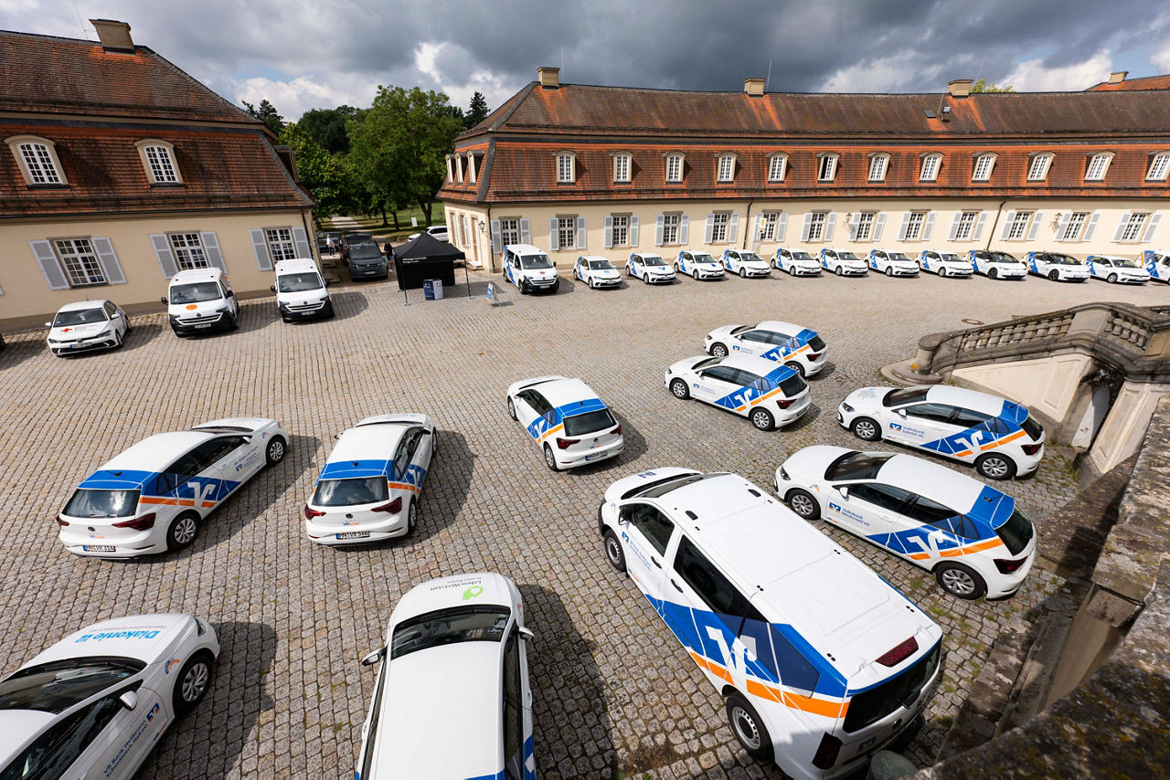 Gesamte Autos vor der Übergabe im Innenhof des Schloss Solitude in Stuttgart