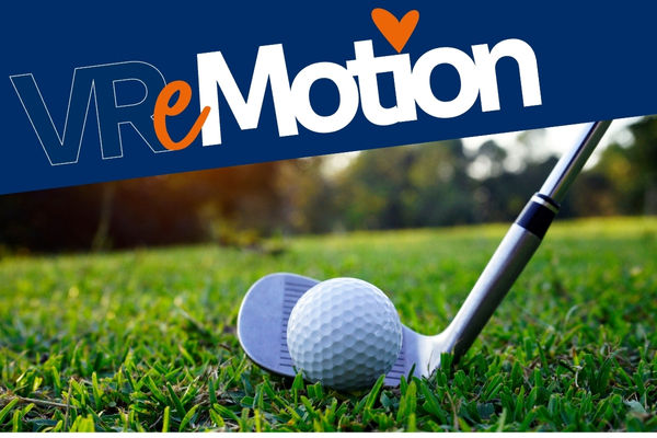 Golfball und Golfschläger auf einem Rasen in abschlagbarer Position